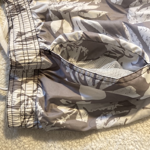 NWT MLB Genuine Chicago White Sox gray/white Hawaiian swim trunks Size XL - Picture 7 of 7